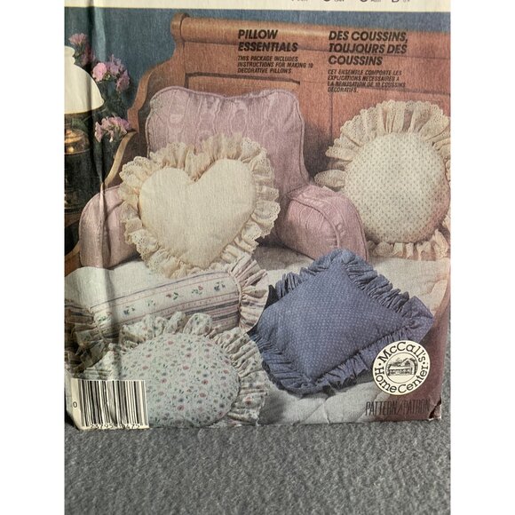 McCall's Decorative Pillow Sewing Pattern 2630 - uncut - Picture 2 of 4